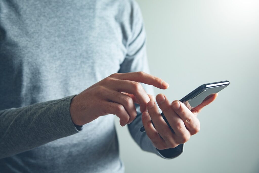 man hand holding smart phone