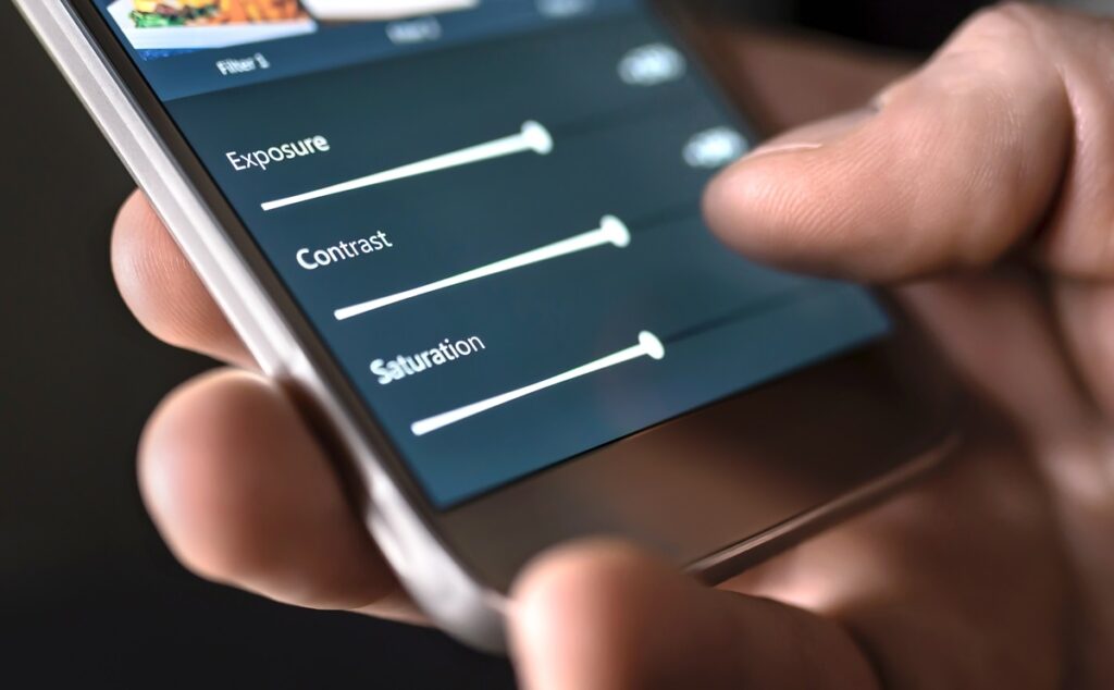 Mão editando Fotos no Celular