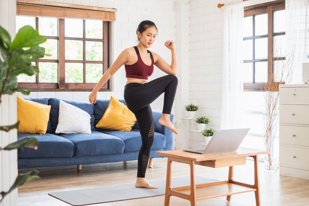 Mulher fazendo exercício com melhores aplicativos de treino em casa