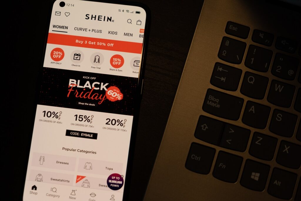 Celular com app Shein e promoção da Black Friday