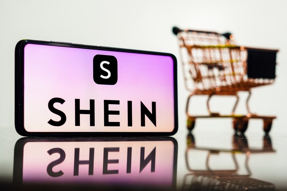 Celular com app Shein e carrinho de compra; pontos Shein